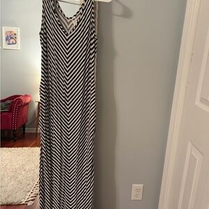 Old Navy Maternity Sleeveless Black & White Chevron Maxi Dress